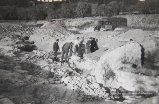 Boades. Octubre del 1935. L’alcalde Josep Maria Servitge, mossèn Valentí Santamaria i Lluís Rubiralta i Garriga visiten les excavacions arqueològiques. 