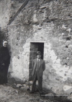 Boades. Octubre del 1935. L’alcalde Josep Maria Servitge, mossèn Valentí Santamaria i Lluís Rubiralta i Garriga visiten les excavacions arqueològiques. 