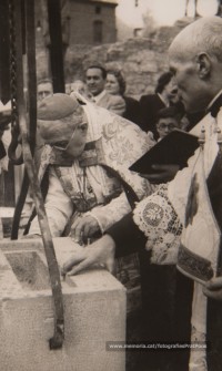Acte de col·locació de la primera pedra per a la reconstrucció de la Capella del Rapte de Sant Ignasi, amb la presència de l’arquebisbe de Tarragona, el bisbe de Vic i el president de les Corts espanyoles.
