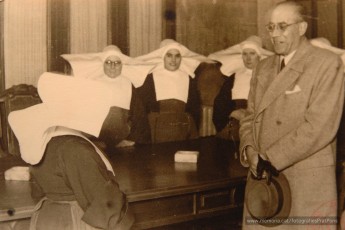Desembre del 1947: visita de l’alcalde Prat Pons a diverses institucions benèfiques de la ciutat. (Arxiu Comarcal del Bages).