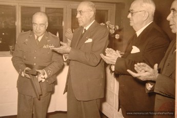 13/11/1954: l’alcalde en l’acte de comiat del general Muñoz Valcárcel, comandant militar de la plaça, a l’hotel Sant Domènec. (Fons Marià Lladó. Arxiu Comarcal del Bages).