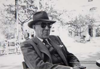 Joan Prat Pons, l’any 1950, a la plaça d’Espanya, davant l’Institut Lluís de Peguera. (Col·lecció familiar).
