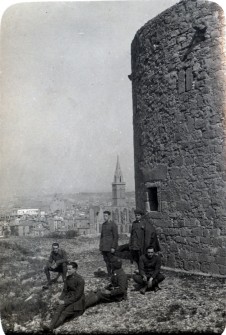 Anys 30:  Soldats a la torre de Santa Caterina. (Foto enviada per Roser Rojas i Simats)