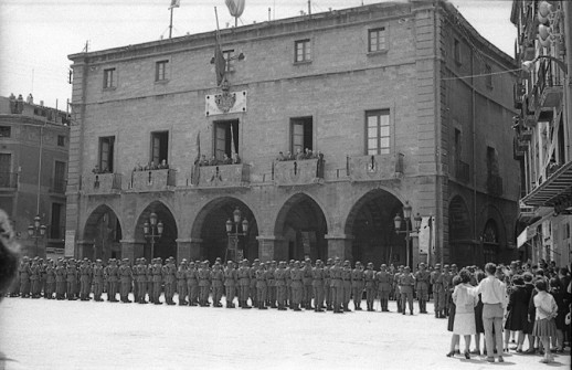 1966:  Soldats a la Plaça Major. (Autor: Antoni Quintana Torres. Foto enviada per Jaume Quintana))