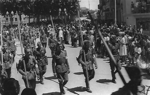 1950:  Desfilada de la Creu Roja davant de Crist Rei. (Foto enviada per Ma Victòria Jorba Barbé)