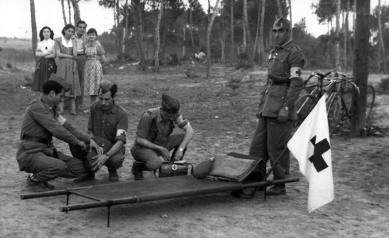 1950: Simulacre de maniobres de la Creu Roja, al bosc entre Manresa i Joncadella. (Foto enviada per Ma Victòria Jorba Barbé)