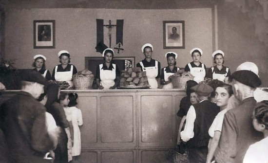 Postguerra:  Acte en un menjador social benèfic. (Foto enviada per Baltasar Vila-Masana Portabella)