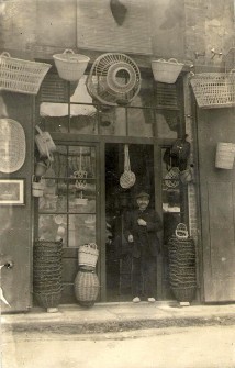 1926:  Cistelleria Lladó, al carrer de Puigterrà de Dalt. (Foto enviada per Joan Lladó Casals)