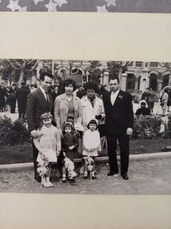 Consol Céspedes amb els pares, tiets i cosins amb la palma a la Plaça d'Espanya. (Foto enviada per Consol Céspedes)