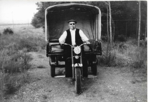18/7/1959:  Josep Garriga Soler conduint el seu motocarro. (Foto enviada per Ana Ballesteros Garriga)