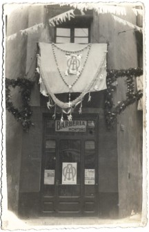 18/5/1952:  Façana de la barberia d'Emili Montañá, al carrer de les Barreres, a l'actual edifici d'Abacus. Festa de Fàtima. Els rosaris es feien de closques d'ous. (Foto enviada per Àngels Montanyà Masachs)