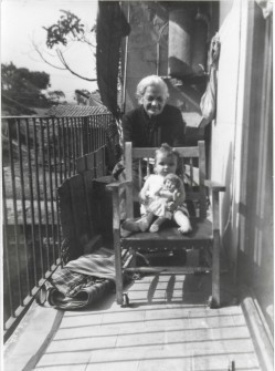 25/6/1961:  Membres de la família Ballesteros al balcó de casa seva, al carrer de Montalegre. (Foto enviada per Ana Ballesteros Garriga)