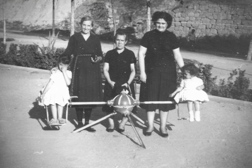 1961 o 1962:  Membres de la família Ballesteros al parc infantil de la plaça d'Espanya. (Foto enviada per Ana Ballesteros Garriga)
