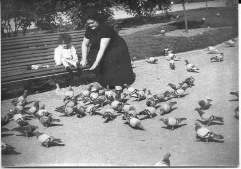 1962:  Foto familiar a la plaça de Sant Domènec. (Foto enviada per Ana Ballesteros Garriga)