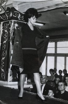 1963:  Desfilada de modes a Can Jorba. (Foto enviada per Pura Travé)
