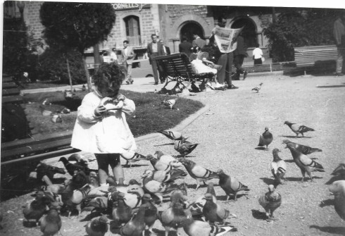 1966:  Foto familiar a la plaça de Sant Domènec. (Foto enviada per Ana Ballesteros Garriga)