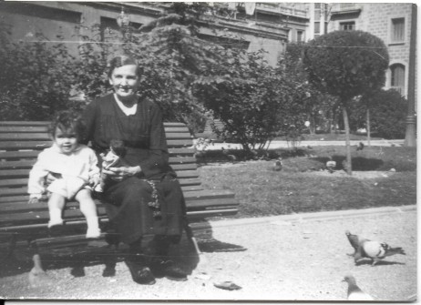 1963:  Foto familiar a la plaça de Sant Domènec. (Foto enviada per Ana Ballesteros Garriga)