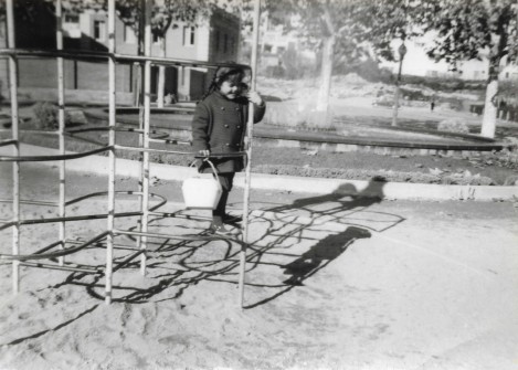 1965:  Ana Ballesteros al parc de la Plaça d'Espanya. (Foto enviada per Ana Ballesteros Garriga)