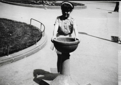 1968:  Ana Ballesteros Garriga a la plaça de Sant Domènec. (Foto enviada per Ana Ballesteros Garriga)