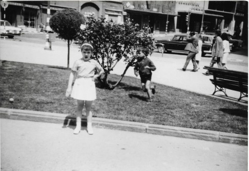 1968:  Ana Ballesteros Garriga a la plaça de Sant Domènec. (Foto enviada per Ana Ballesteros Garriga)