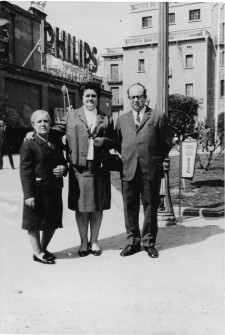 1970:  Ana Ballesteros amb la seva àvia al parc de Sant Ignasi. (Foto enviada per Ana Ballesteros Garriga)