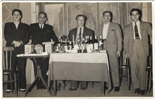Juny 1951:  Repartiment de premis al Coro de Sant Josep. Al centre, Emili Montañà. (Foto enviada per Àngels Montanyà Masachs)