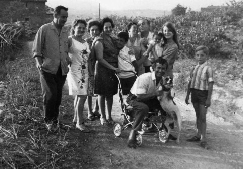 1966:  Grup de veïns de Viladordis: cal Feixó, cal Manel, ca l'Orriols. (Foto enviada per Judit Feixó Munoz)