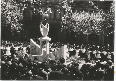 Ballada de sardanes al monument a la Sardana, a la plaça de Cots. (Autor: Fernando Pujol Oliva. Foto enviada per Àngels Pujol)