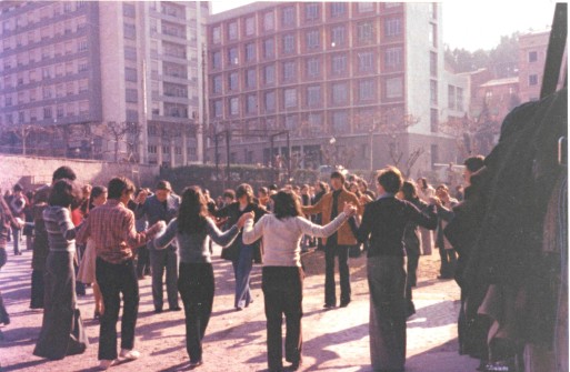 1975-76:  Ballant sardanes al pati de l'Institut Lluís de Peguera. (Foto enviada per Ana Ballesteros Garriga)