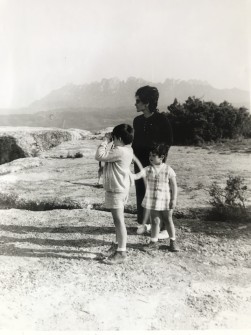1972:  El Collbaix, al fons Montserrat. (Foto enviada per Montserrat Casafont)