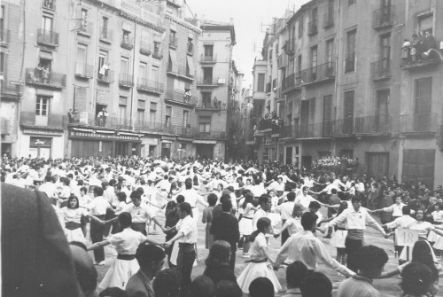 1966:  Concurs de Sardanes de la Llum, a la Plaça Major. (Foto enviada per Dolors Aloy)