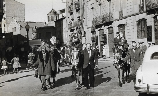 Passejada amb pendonistes i borlistes a la Festa de Sant Antoni Abat. El borlista de l'esquerra és Ignasi Perramon. (Foto enviada per Ignasi Perramon)