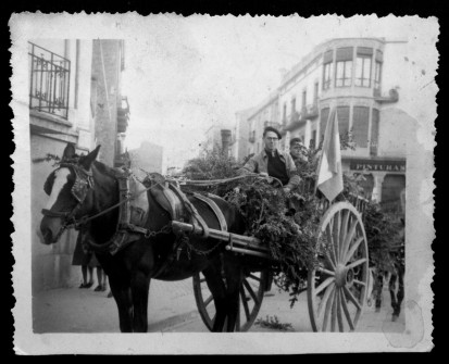 Dècada dels 40:  Cruïlla del carrer Àngel Guimerà amb el Passeig, davant la casa Padró. (Foto enviada per M. Angels Borrós Esquius)