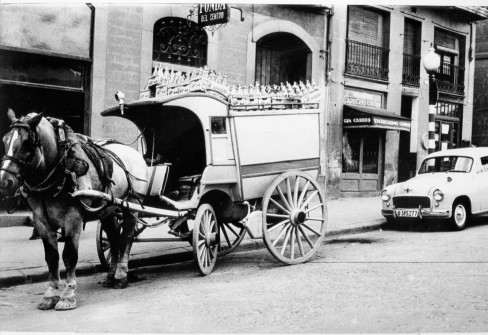 1965:  Carro de repartiment de begudes. (Autor: Antoni Quintana Torres. Foto enviada per Jaume Quintana)