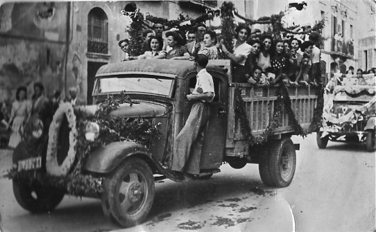 anterior al 1950:  Probable acte de benedicció de vehicles per Sant Cristòfol. Hi veiem un camió Chevrolet de l'any 1934, conduit per Ignasi Casellas Grifé. (Foto enviada per Josep Casellas)