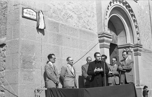 1950:  Inauguració de la plaça de Mossèn Vidal. (Foto enviada per Àngels Serentill (Col·lecció Jaume Puig))