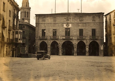 1932:  Plaça Major, aleshores anomenada Plaça de la República. (Autor: Ramon Torra Pujol. Foto enviada per Montserrat Torra Puigdellívol)