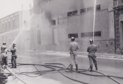 10/9/1974:  Incendi de la fàbrica Auxiliar Tèxtil Manresana,  a la Ctra Vic. (Foto enviada per Miquel Martínez)