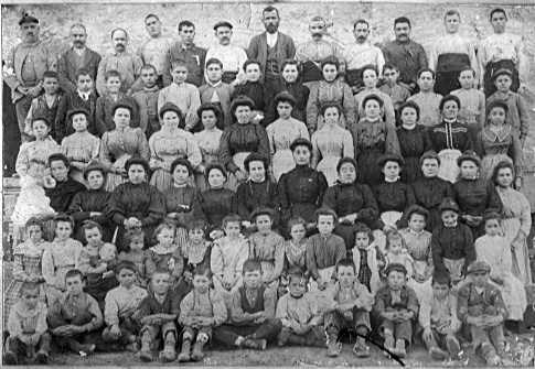 1905-1915:  Treballadors i treballadores d'una fàbrica manresana del Cardener. Entre elles, Carme Subirana, de Fals. (Autor: Josep Rius, fotògraf. Foto enviada per Conxita Parcerisas)