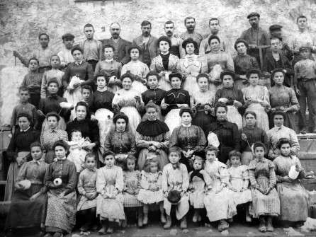 1905-1915:  Treballadors i treballadores d'una fàbrica manresana del Cardener. (Autor: Josep Rius, fotògraf. Foto enviada per Conxita Parcerisas)