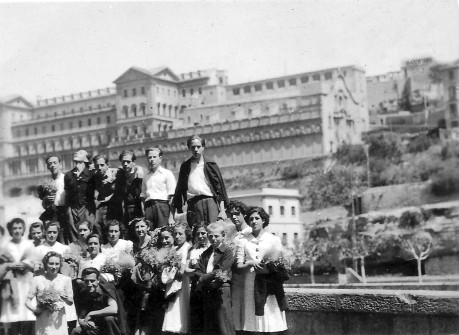 5/5/1940:  Colla d'amics. Al fons, la Cova . (Foto enviada per Ana Ballesteros Garriga)