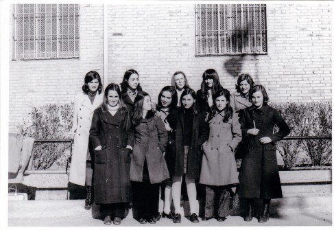 28/1/1971:  Festa de Sant Tomàs noies de Preu Institut Peguera. Pista Castell.. (Foto enviada per Teresa Torra Oliveres)