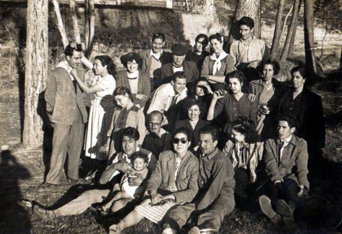 1950:  Trobada familiar a la riera del Cornet. Li deien Biarritz. (Foto enviada per Judit Feixó Munoz)