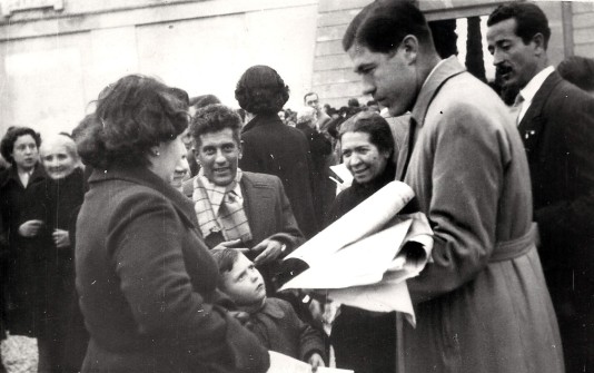 Anys 50:  Jaume Perramon i Josep Brugué repartint la revista "Tú" de la HOAC a les portes del Cementiri de Manresa. (Foto enviada per Ignasi Perramon)