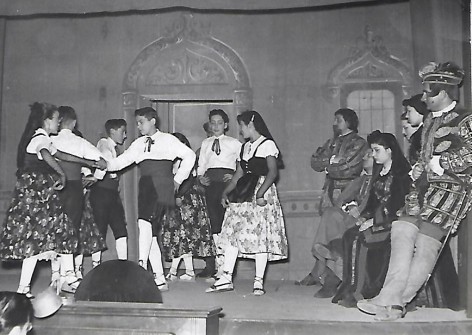 1956:  L'Agrupació Manresana de Folklore al "Coro de Sant Josep". (Foto enviada per la família Costa - Puertas)