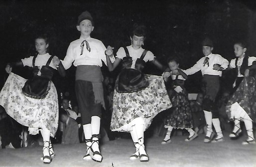 29/08/1955:  L'Agrupació Manresana de Folklore a la Plaça de Sant Domènec. Festa Major. . (Foto enviada per la família Costa - Puertas)