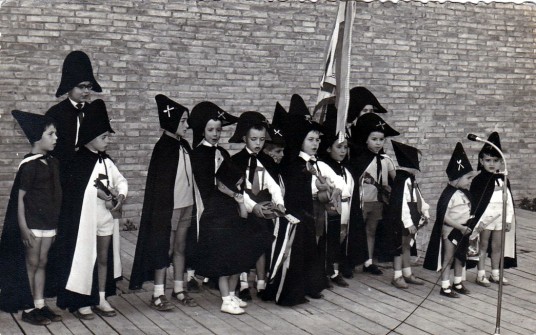 1964:  Escola Daina. Festa de final de curs a la Plaça Catalunya.. (Autor: Fotografía RONART. Foto enviada per Teresa Torra Oliveres)