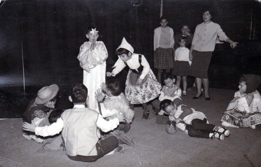 1960:  Escola Daina. Festa de Nadal a l'Ateneu.. (Autor: Reportajes M. LLADÓ. Foto enviada per Teresa Torra Oliveres)