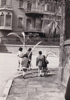 1965:  Diumenge de Rams. Al fons, la Casa Torra, a la plaça de la Independència. (Autor: Josep Torra Ferrer. Foto enviada per Teresa Torra Oliveres)