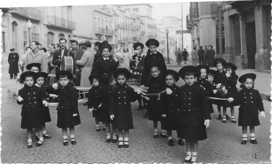 21/11/1955:  Processó de la Festa de Presentació de la Mare de Déu d’alumnes de Casa Caritat. (Foto enviada per Montserrat Pons)